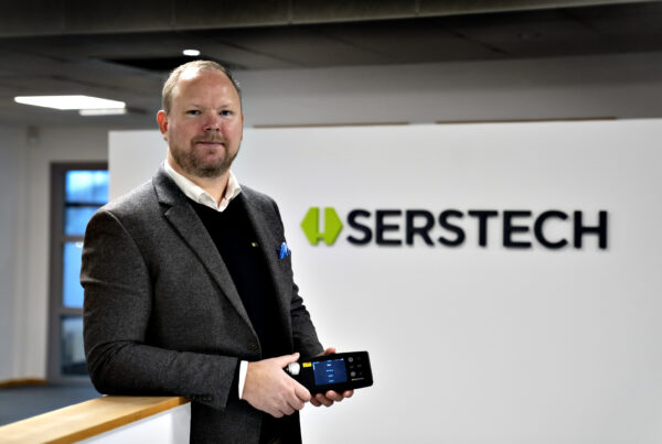 Stefan Sandor, VD på bolaget Serstech, stående framför vägg med Serstech:s logotyp.