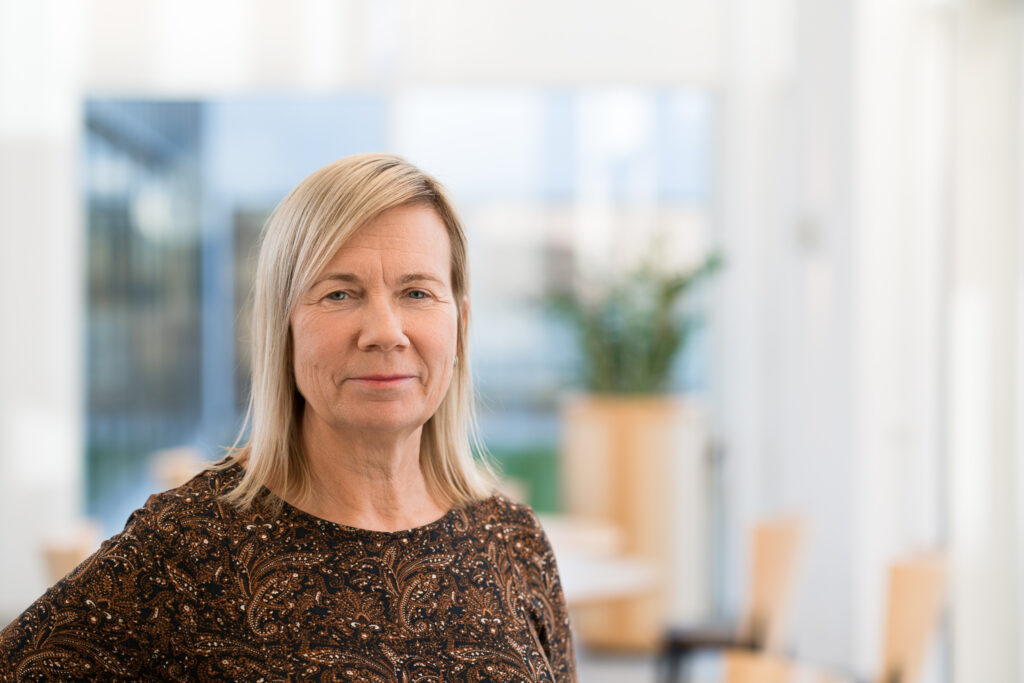 Bild på en blond kvinna i ljus kontorsmiljö