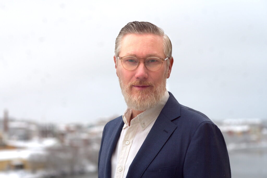 Porträttbild på Ulrik utomhus